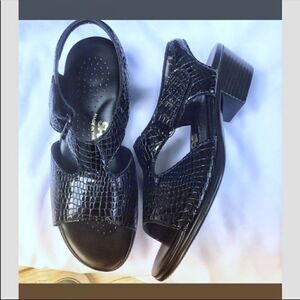 SAS CROC BLACK LEATHER SANDALS.  NEW IN BO…
